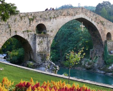 Cangas de Onís, bonito pueblo de Asturias puerta de los Picos de Europa