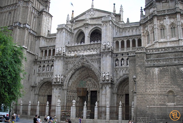 Catedral de Toledo. Se llega al pasar por la puerta de la Bisagra