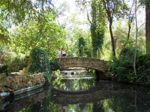 Puente en un estanque del Parque de Maria Luisa