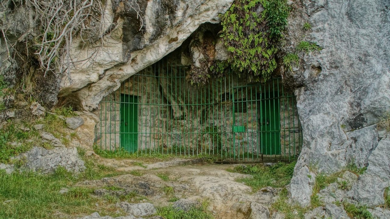 Exterior de la cueva de Covalanas