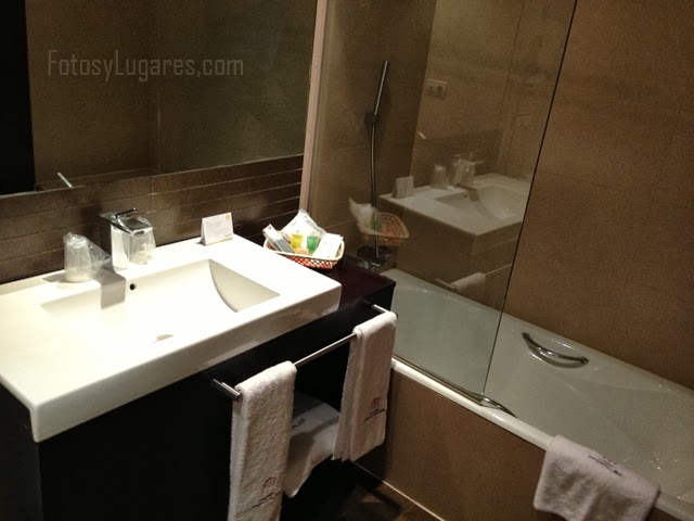 Baño de la habitación del hotel en Logroño