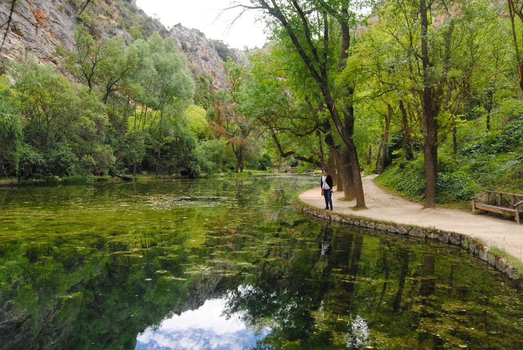 Lago del espejo en el Monasterio de Piedra
