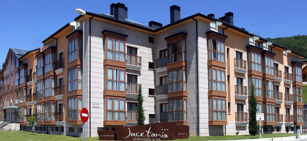 Exterior jacetania del apartamento en Jaca