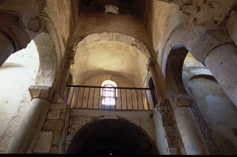 Interior de San Miguel de Lillo